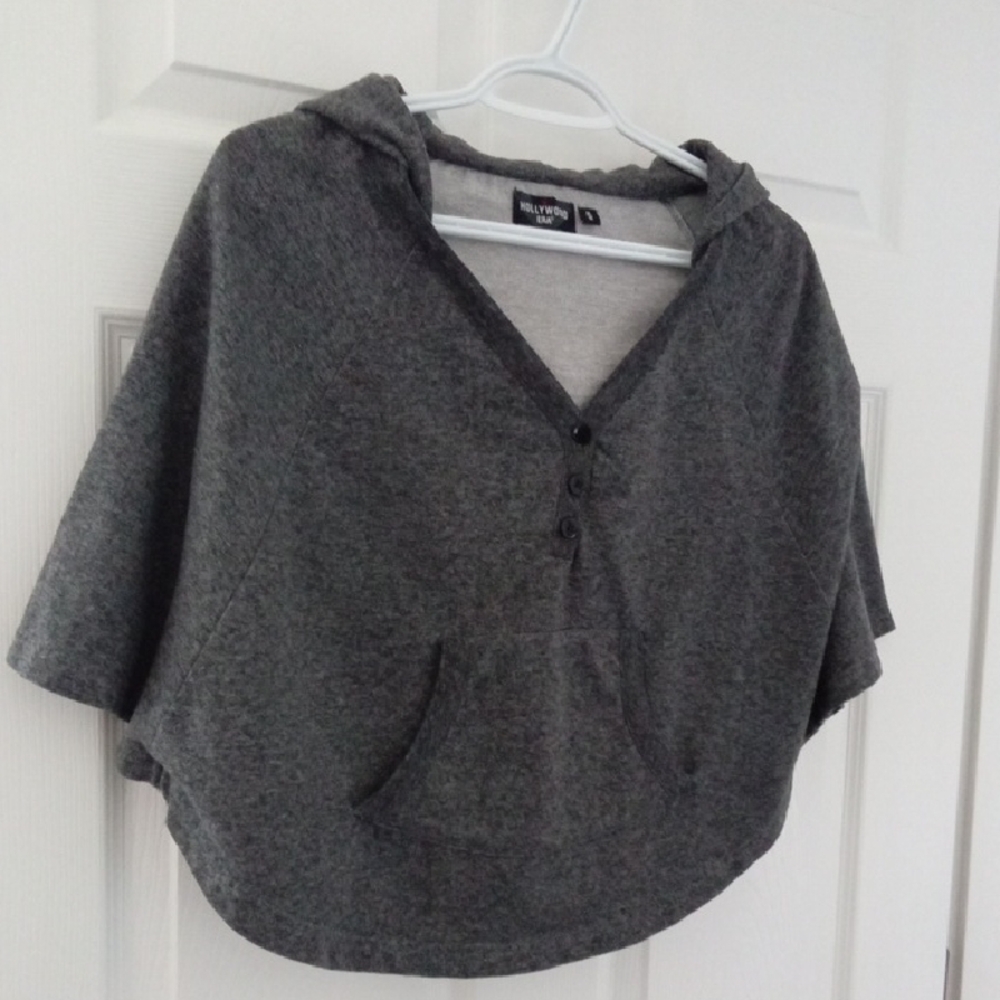 Hollywood Jeans Women's Grey Fleece Capelet With Hoodie And Front Pocket Medium